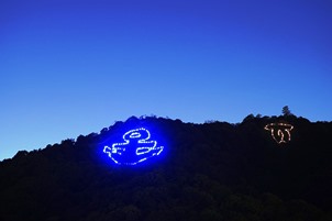 錨山電飾のブルーライトアップの風景