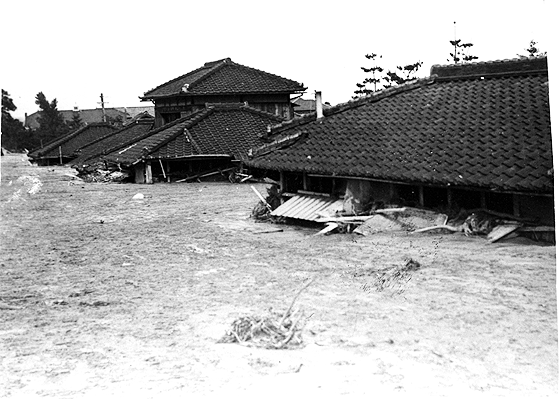 泥に埋もれた神戸の住宅