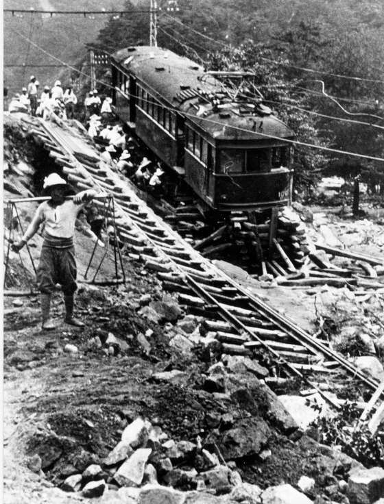 豪雨による山津波で押し流された車両