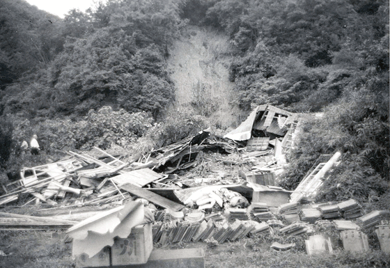 裏山が崩れ押しつぶされた民家