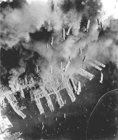 爆撃される神戸港。<共同通信社提供>