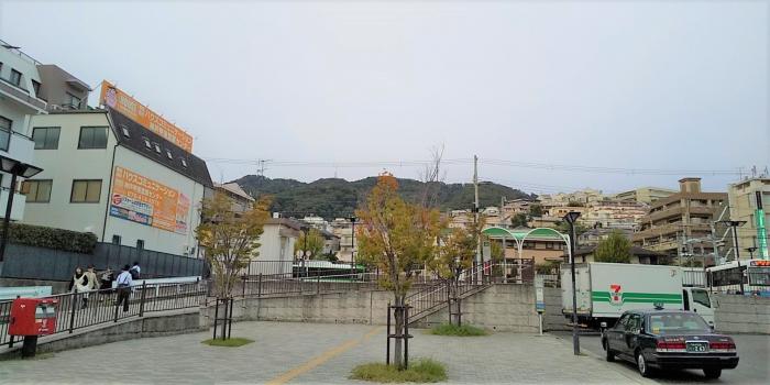 甲南山手駅前広場