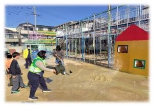 バケツリレーを体験する児童たち