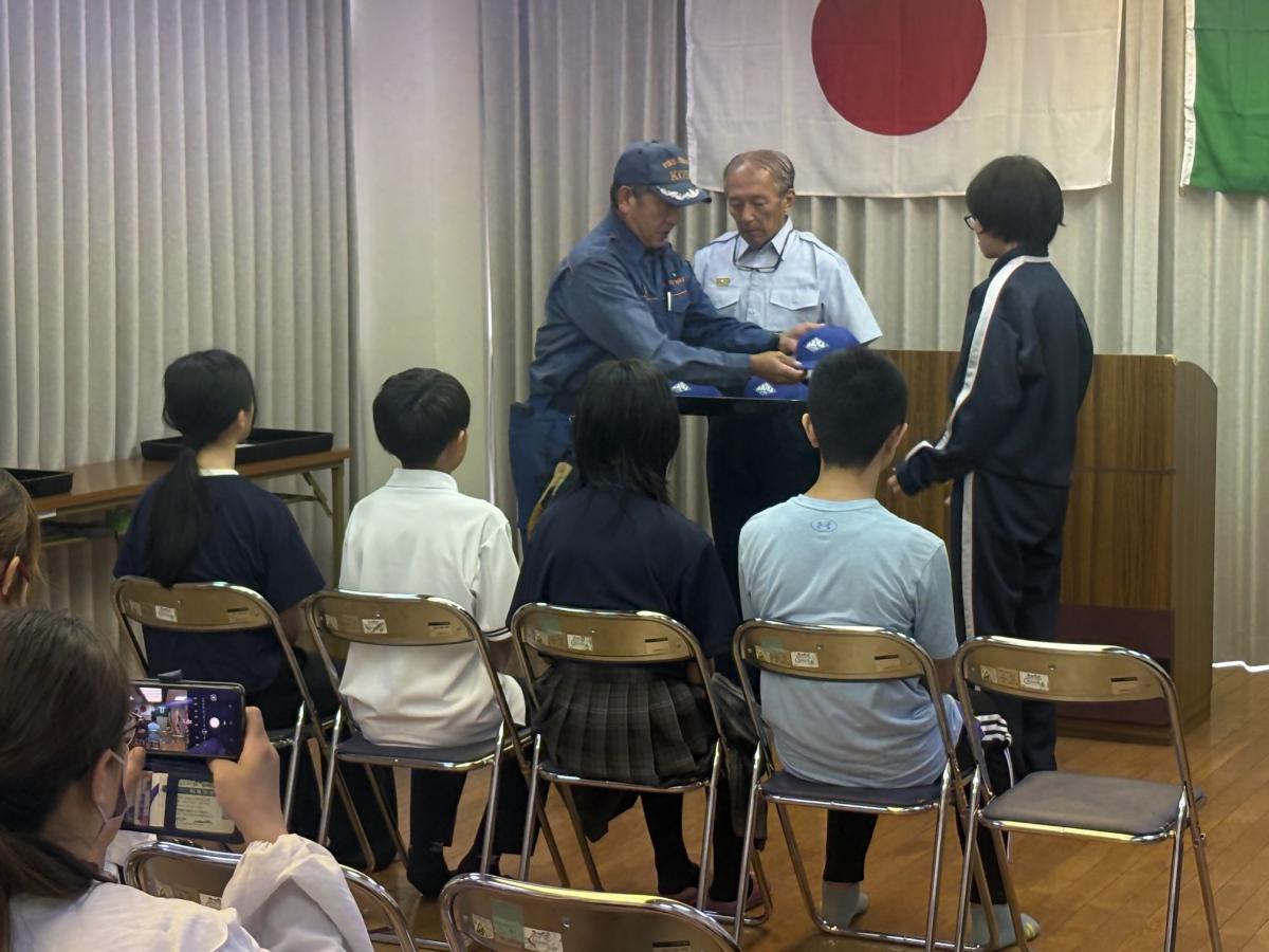 安福支団長から隊の帽子を授与