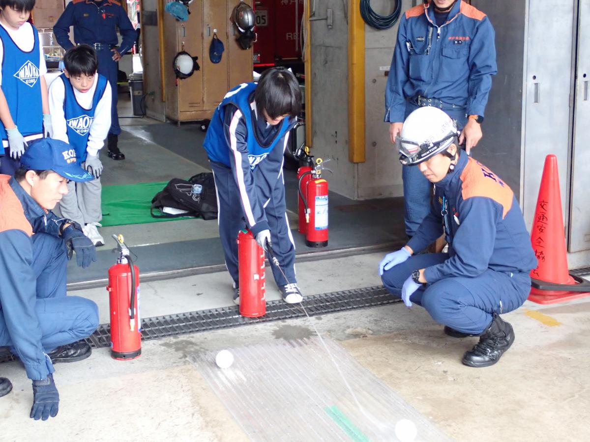 水消火器で初期消火訓練