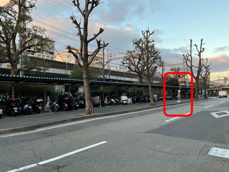 阪急春日野道駅（JR灘駅方面）停留所は、阪急春日野道駅の東改札口を出て、駅（線路）の南側の道路を西に進むと停留所があります。