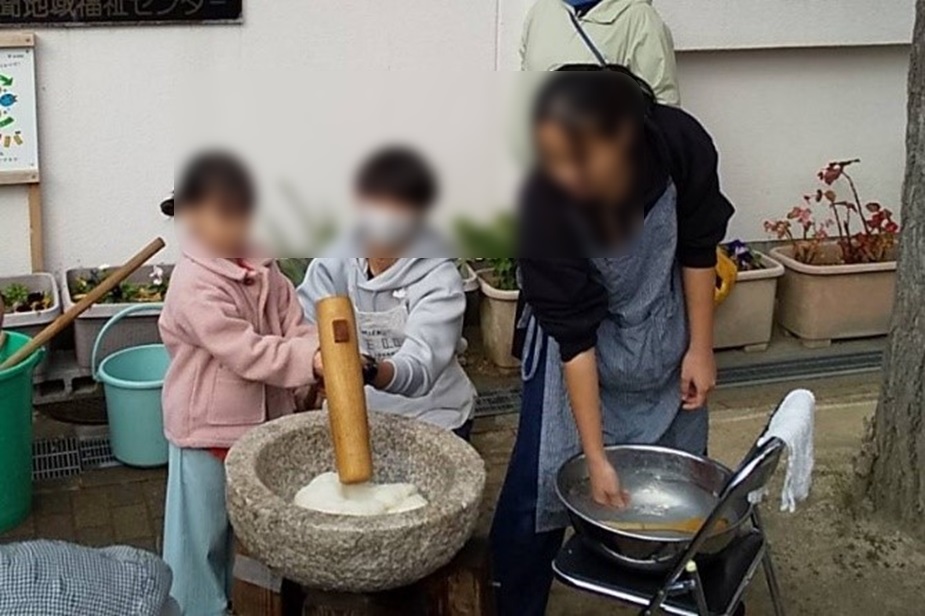 舞子高校の生徒が手伝う様子