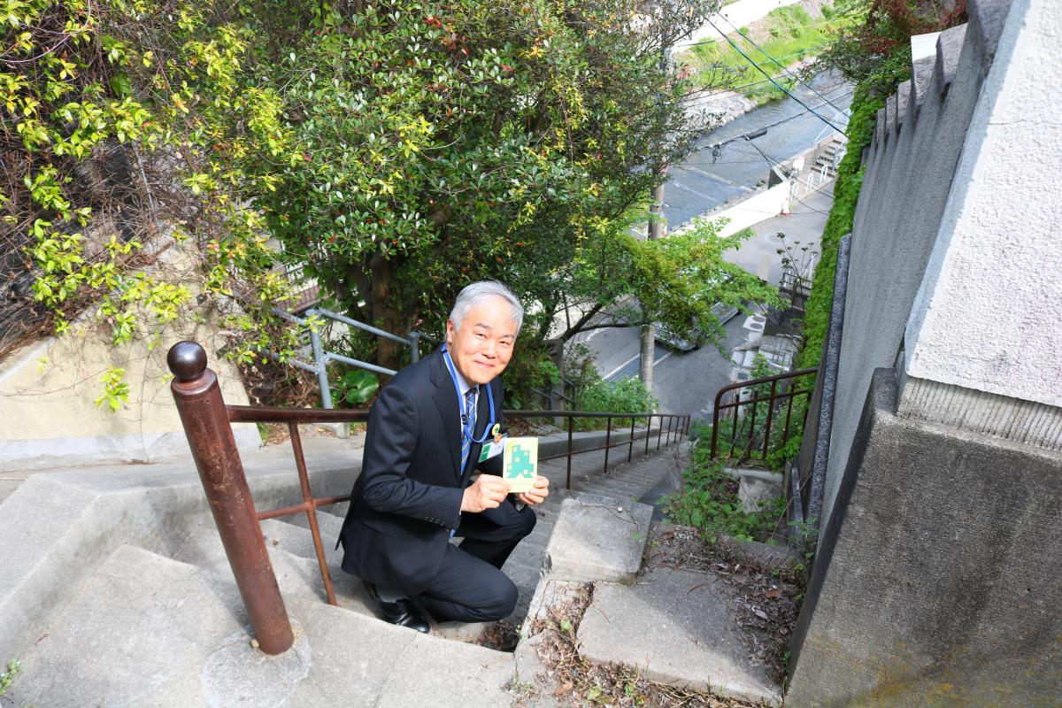 区長の写真(階段)