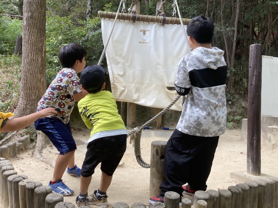 こどもたちが遊ぶ様子