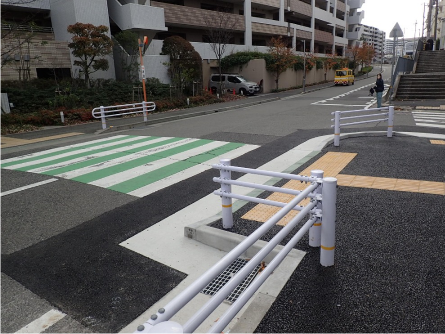 歩道前出し+横断歩道カラー