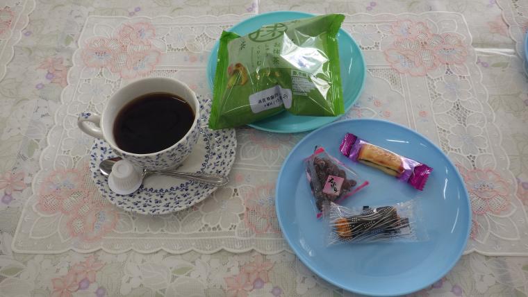 お菓子とコーヒーの写真（ふれあい喫茶）