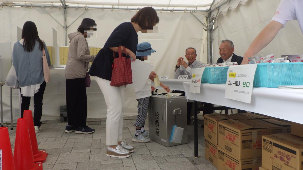 親子で投票する様子