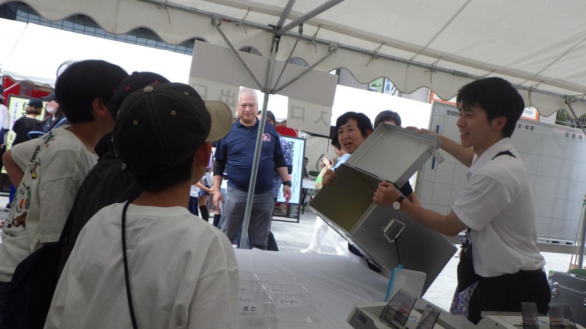 参加型の開票作業