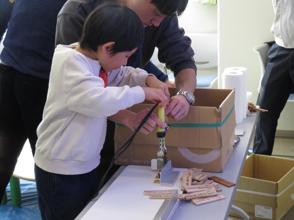 焼き印を入れる様子