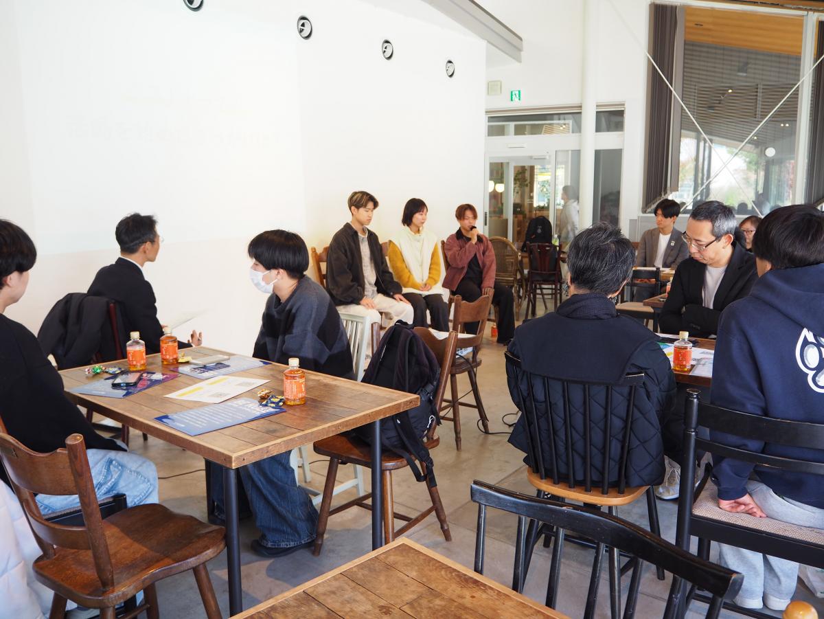 活動について話す登壇者と耳を傾ける参加者