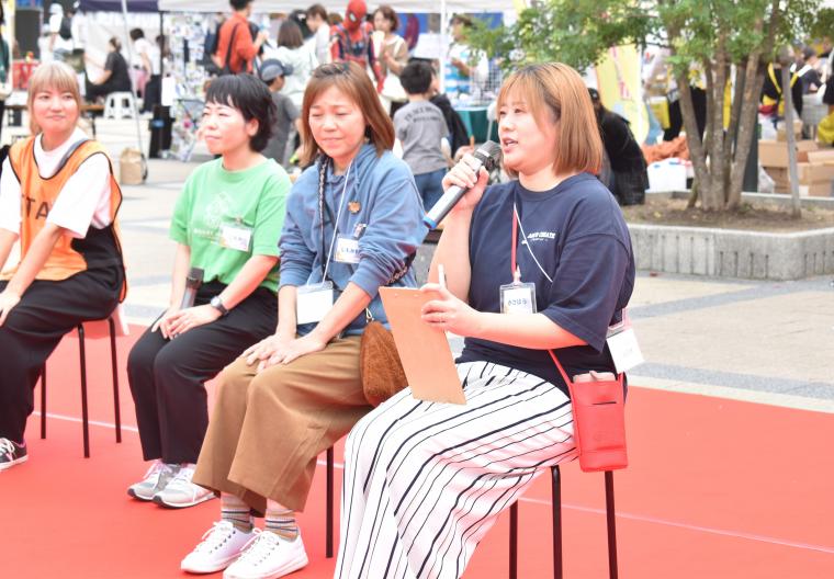 ハンドメイド作家の笠原愛さん、下川法子さん 、「ママの働き方応援隊」の兒高陽子さん、マルシェイベント主催の山口マスミさんの写真2