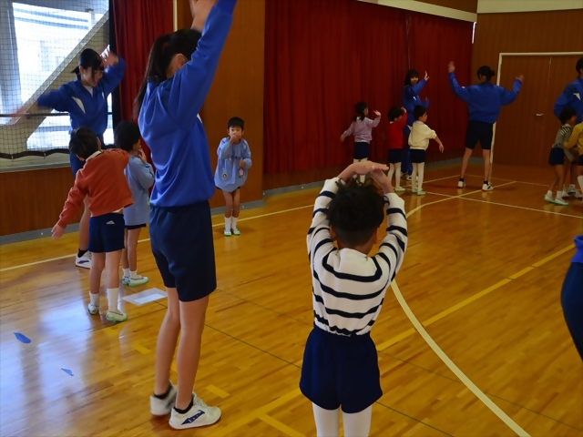 幼児にダンスを教える様子