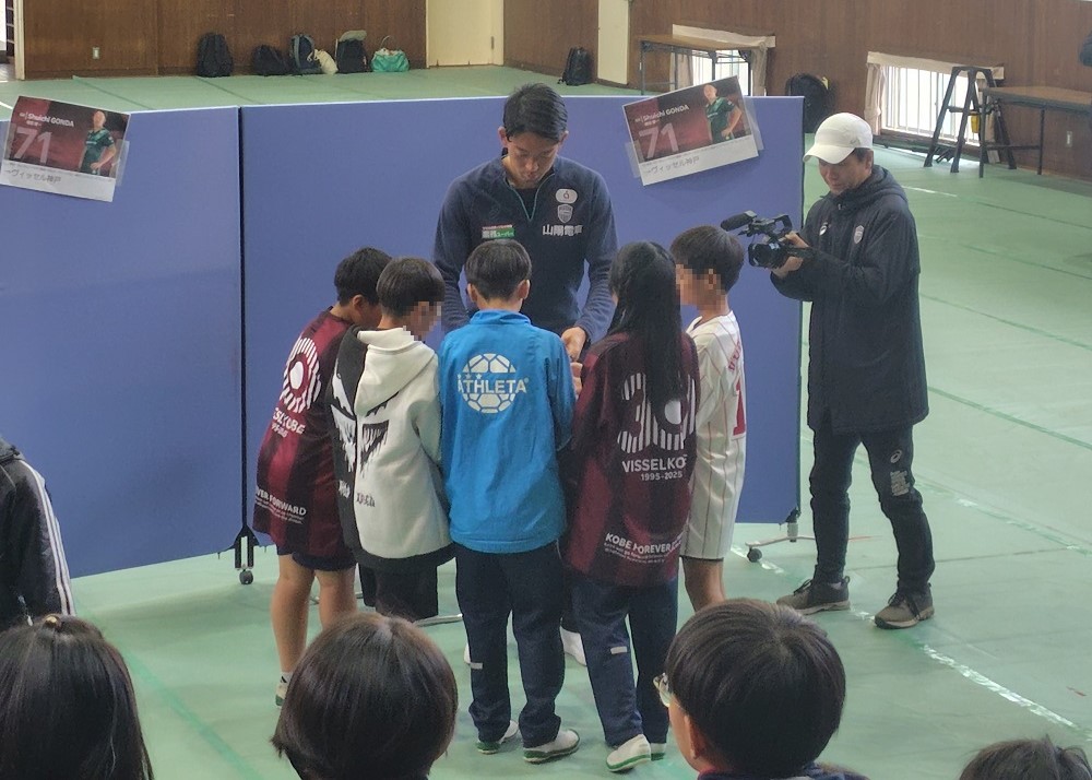 長坂小学校で話す権田選手
