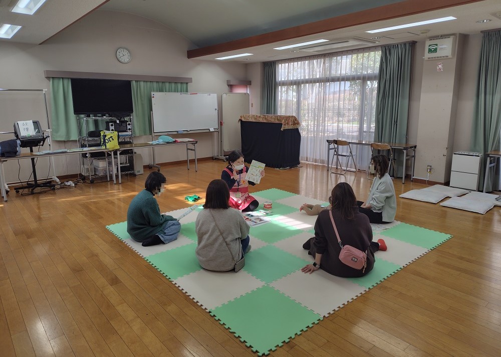 歯科衛生士の方が乳幼児の歯磨きの方法等を説明している様子