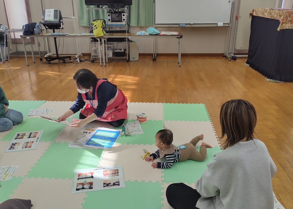 歯科衛生士の方が乳幼児の歯磨きの方法等を説明している様子