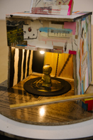 《new born 旅する名前のない家たちを ぼくたちは古いバケツを持って追いかけ 湧く水を汲み出す》より