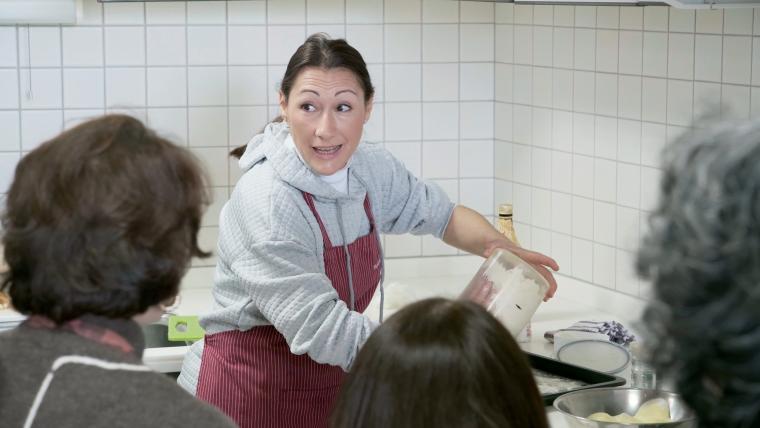 イタリアから来たメンバーによるクッキング教室の様子の写真