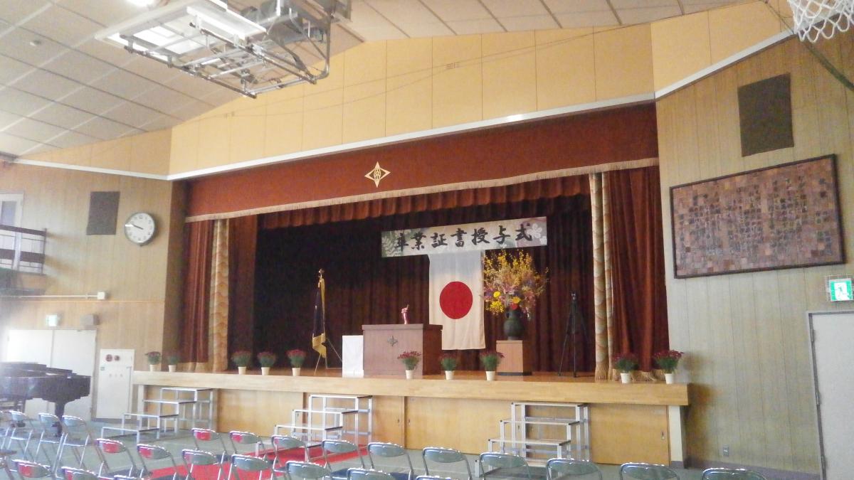 今井教育委員が原田中学校の卒業式に出席