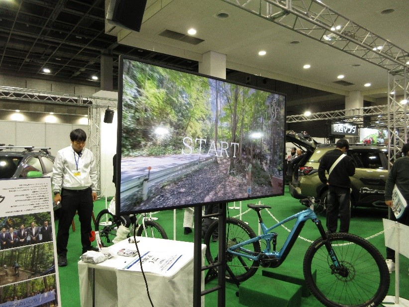 マウンテンバイクVR体験の様子