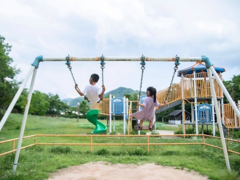 写真：公園で遊ぶ子どもたち