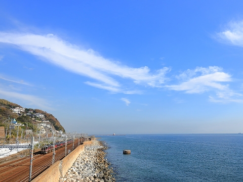 写真：海辺を走る電車