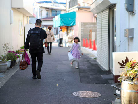写真：道を歩く住民