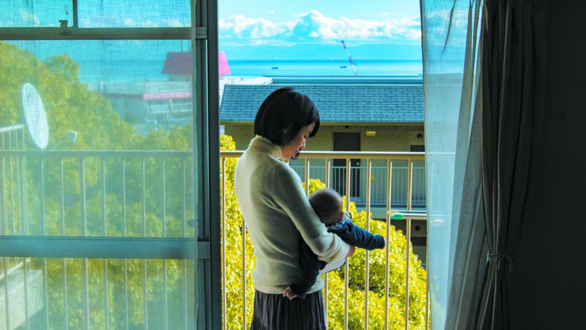 写真：家の窓から海が見える様子