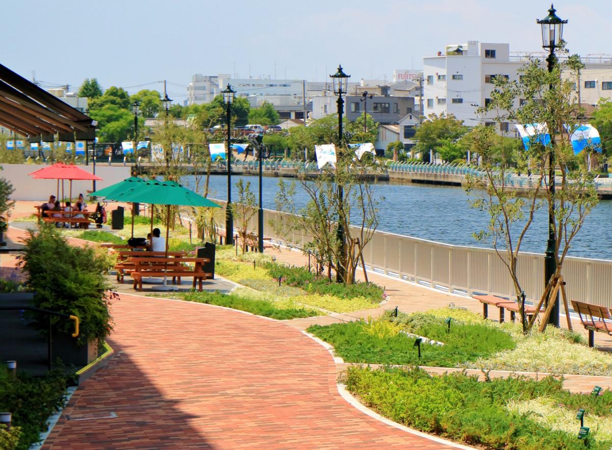 写真：運河沿いの遊歩道