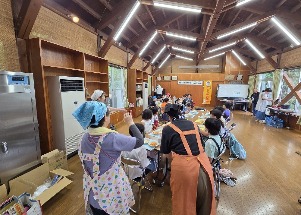 お昼ご飯を食べる様子
