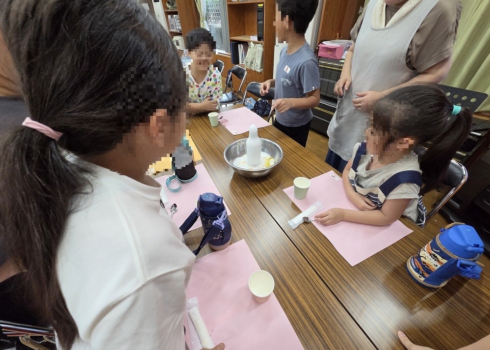 フルーツカクテルを作る様子