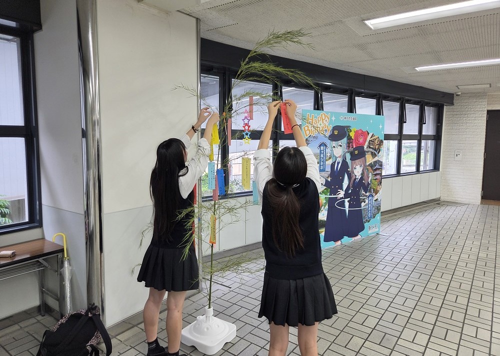 短冊を飾っている高校生