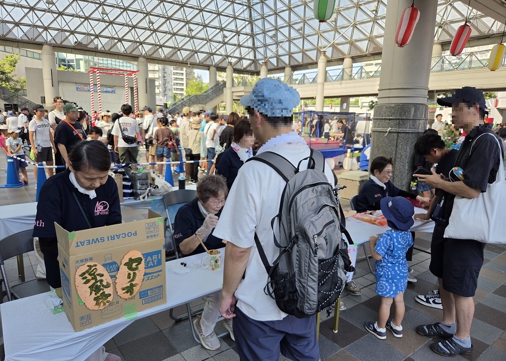 西神南駅の光の広場で開催されている夏まつりの様子