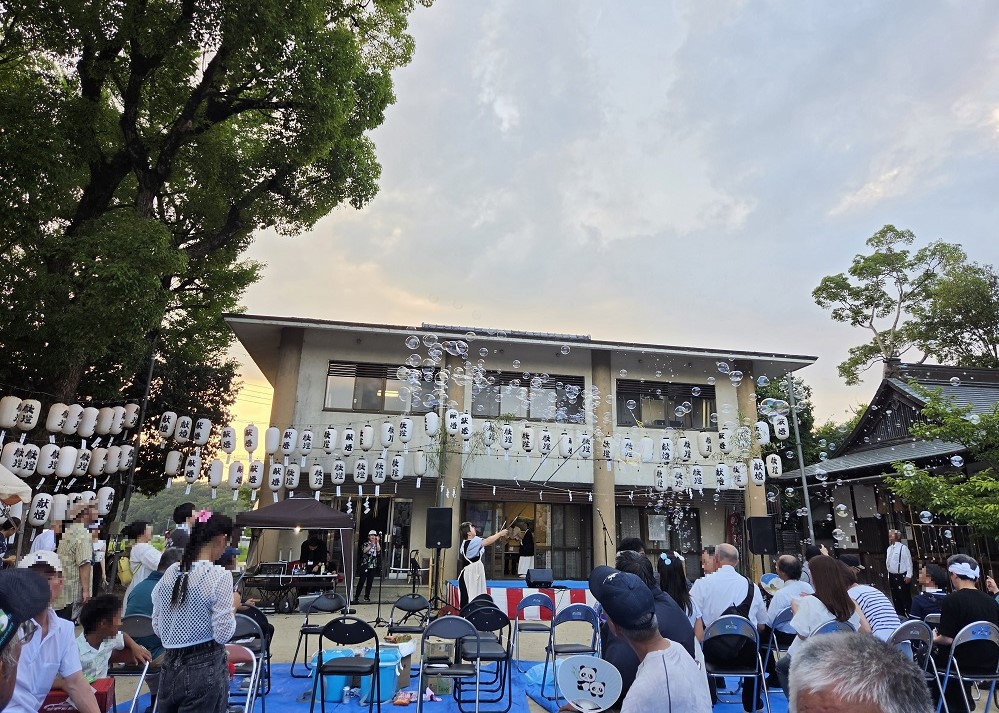 住吉神社で開催されている夏まつりの様子