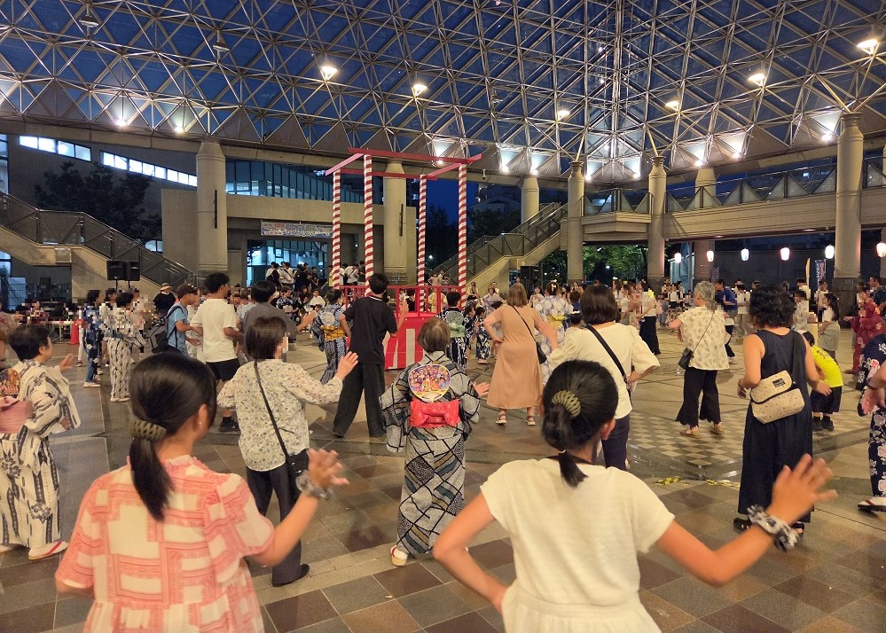 西神南駅の光の広場で開催されている夏まつりの様子
