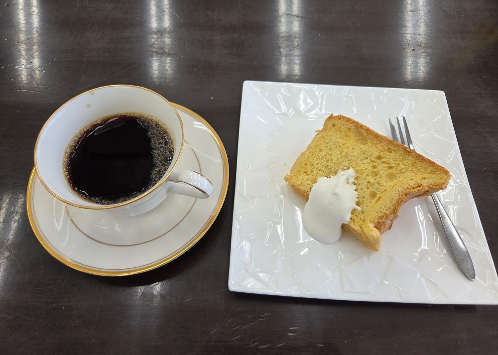 手作りのシフォンケーキとコーヒー