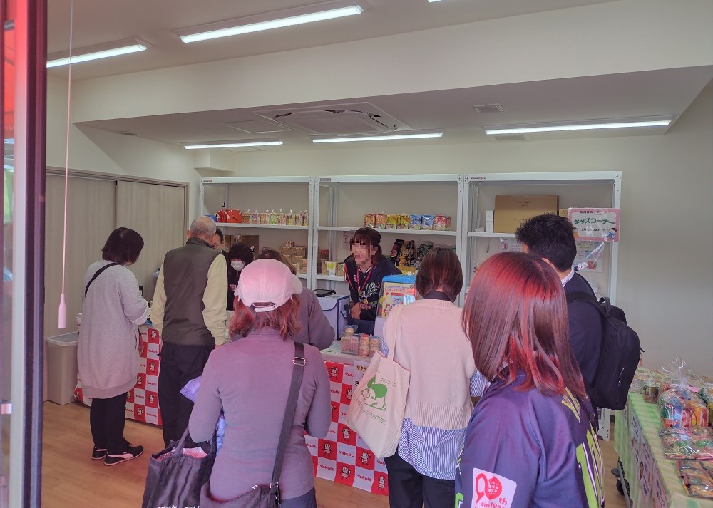 ヤクルト商品の試飲・販売をしている様子