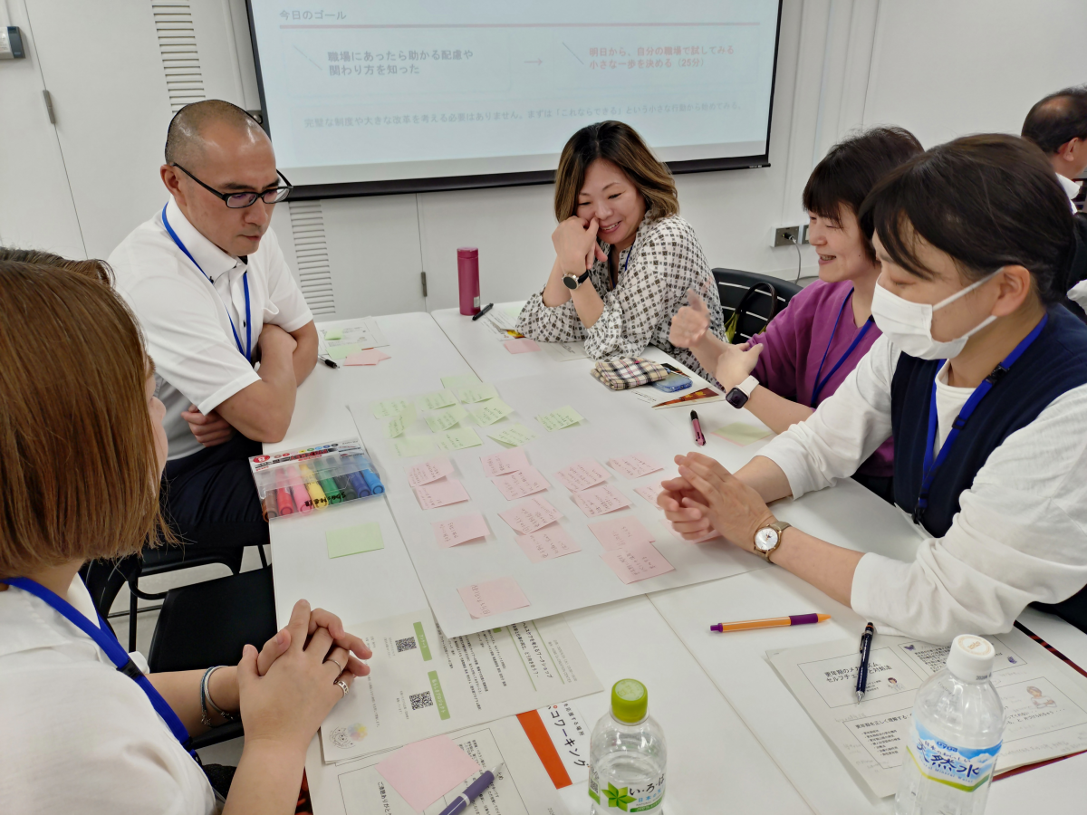会社の制度利用や実態について意見交換する参加者