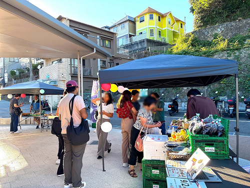 花山駅前の野菜販売風景