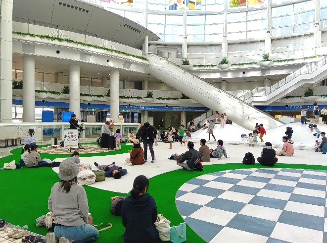 サン広場（神戸ファッションプラザ）
